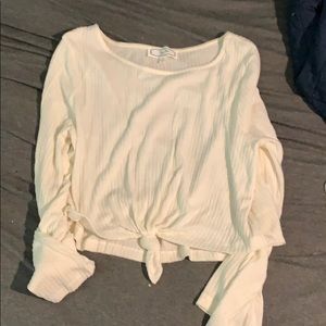 Long crop white shirt w knot in the middle